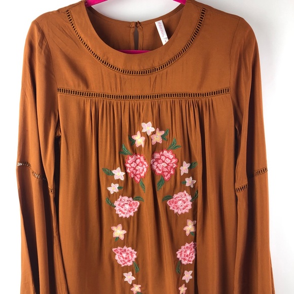 XHILIRATION embroided bell sleeve dress - Picture 3 of 8